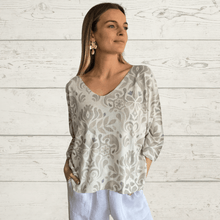 Cargar imagen en el visor de la galería, Sweater Italiano estampado geométrico, fondo Blanco con Beige
