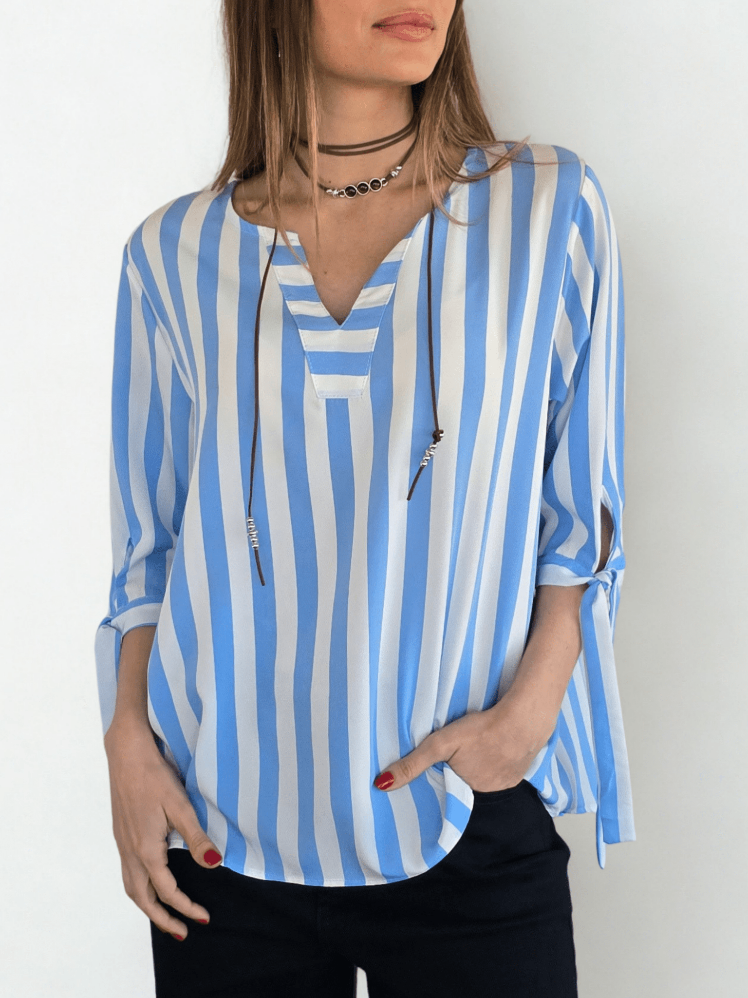 Blusa Rayada escote en V, color Celeste con Blanco