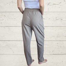 Cargar imagen en el visor de la galería, Pantalón Jogger Italiano Rayado, fondo Taupe con Blanco
