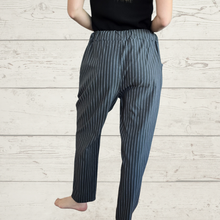 Cargar imagen en el visor de la galería, Pantalón Jogger Italiano Rayado, fondo Gris con blanco
