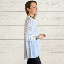 Cargar imagen en el visor de la galería, Blusa Italiana estampada flores, fondo Blanco con Blanco
