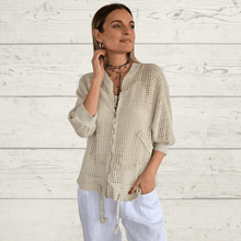 Cargar imagen en el visor de la galería, Chaqueta Bomber Italiana crochet, color Beige
