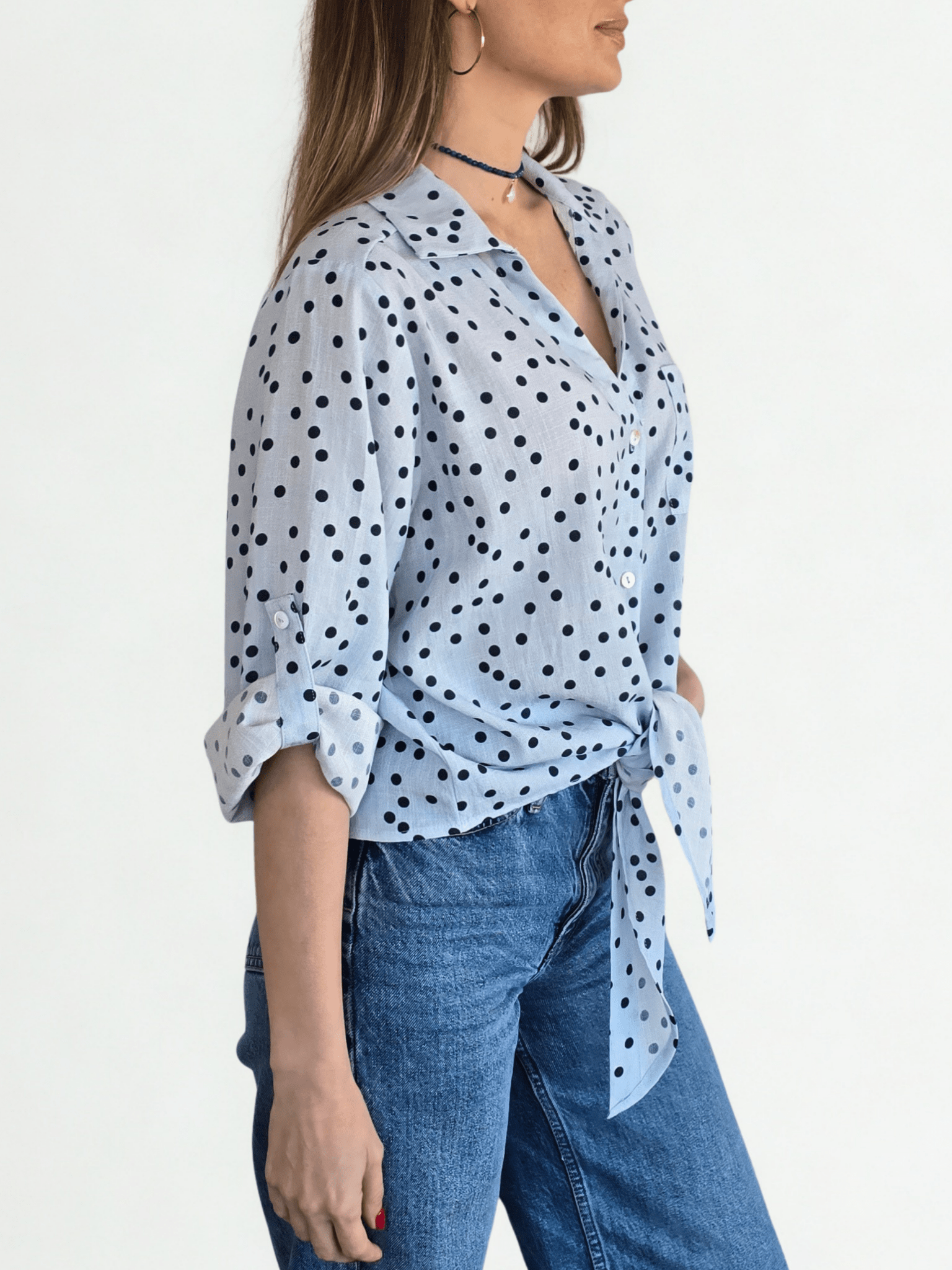 Blusa Lunares escote en V, fondo Celeste con Azul