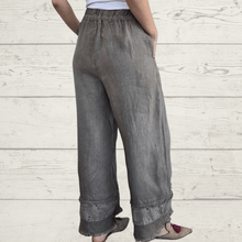 Cargar imagen en el visor de la galería, Pantalón 100% Lino Italiano basta bordada, color Taupe

