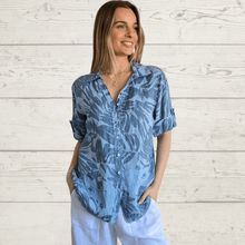 Cargar imagen en el visor de la galería, Blusa de lino Italiano estampado dos colores, fondo celeste
