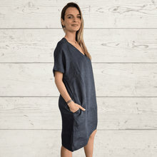 Cargar imagen en el visor de la galería, Vestido de Lino Italiano escote en V, color Gris
