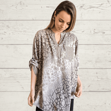 Cargar imagen en el visor de la galería, Blusa Italiana estampada, fondo Taupe
