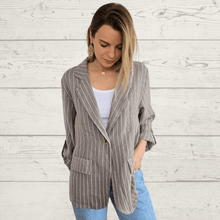 Cargar imagen en el visor de la galería, Chaqueta Blazer de Lino Italiano Rayado, fondo Taupe
