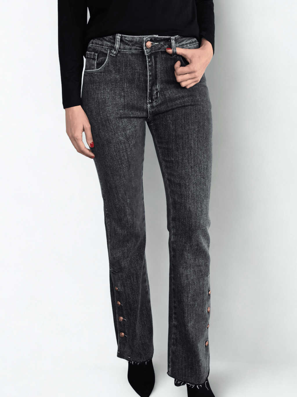Pantalon Jeans con botones dorados, color negro jeans