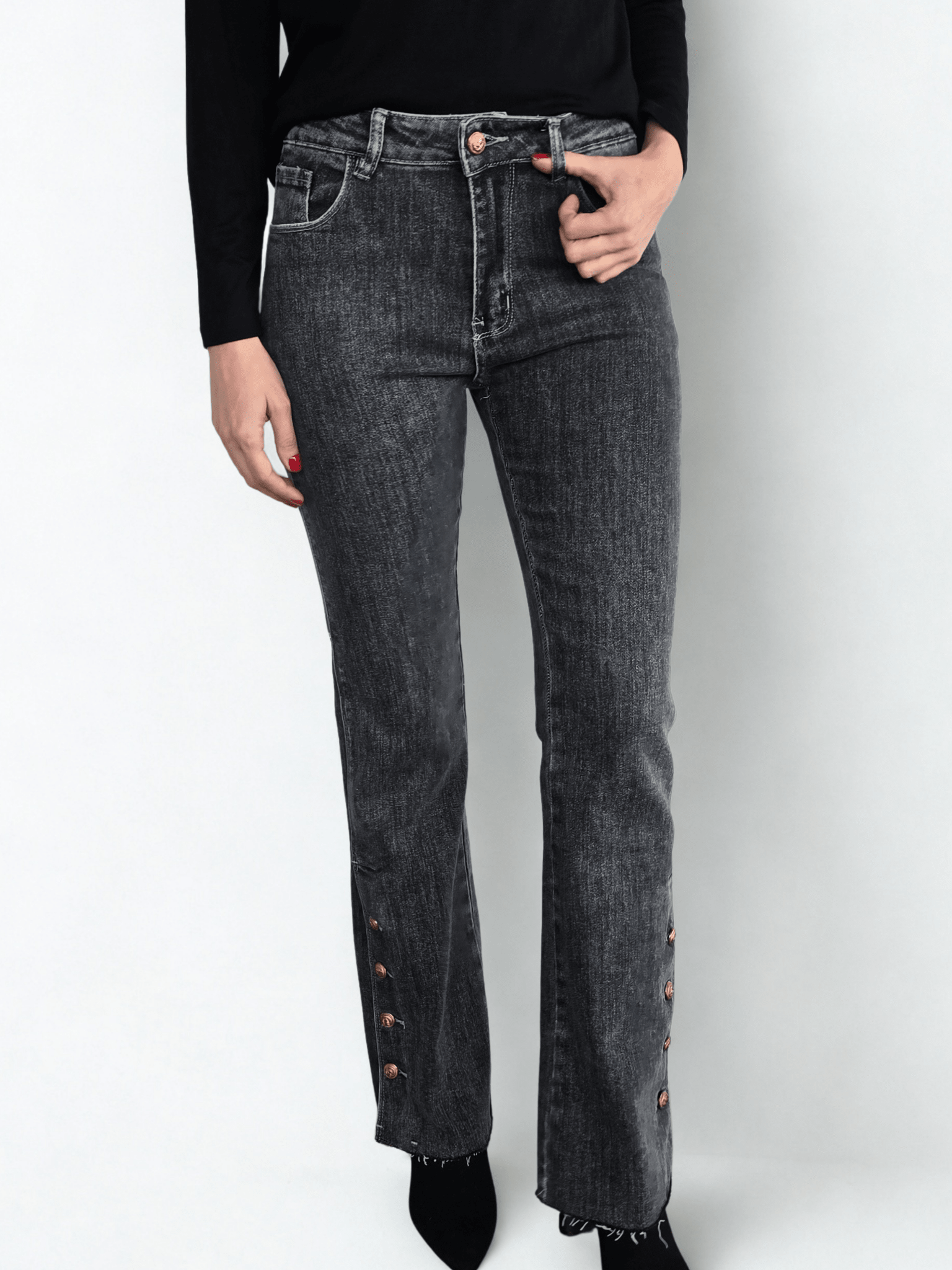 Pantalon Jeans con botones dorados, color negro jeans