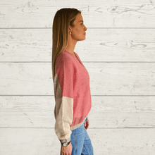 Cargar imagen en el visor de la galería, Sweater tres colores, fondo Coral
