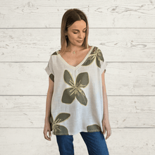 Cargar imagen en el visor de la galería, Blusa Italiana estampada escote en V, fondo Beige con Verde

