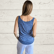 Cargar imagen en el visor de la galería, Polera Italiana sin mangas Animal Print, fondo azul
