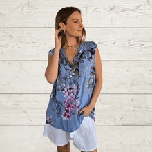 Cargar imagen en el visor de la galería, Blusa Italiana sin mangas, fondo Celeste
