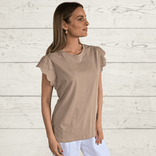 Cargar imagen en el visor de la galería, Polera con manga Bordada, color Tostado
