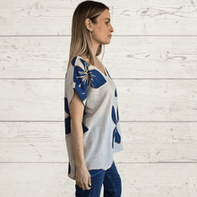 Cargar imagen en el visor de la galería, Blusa Italiana estampada escote en V, fondo Beige con Azul
