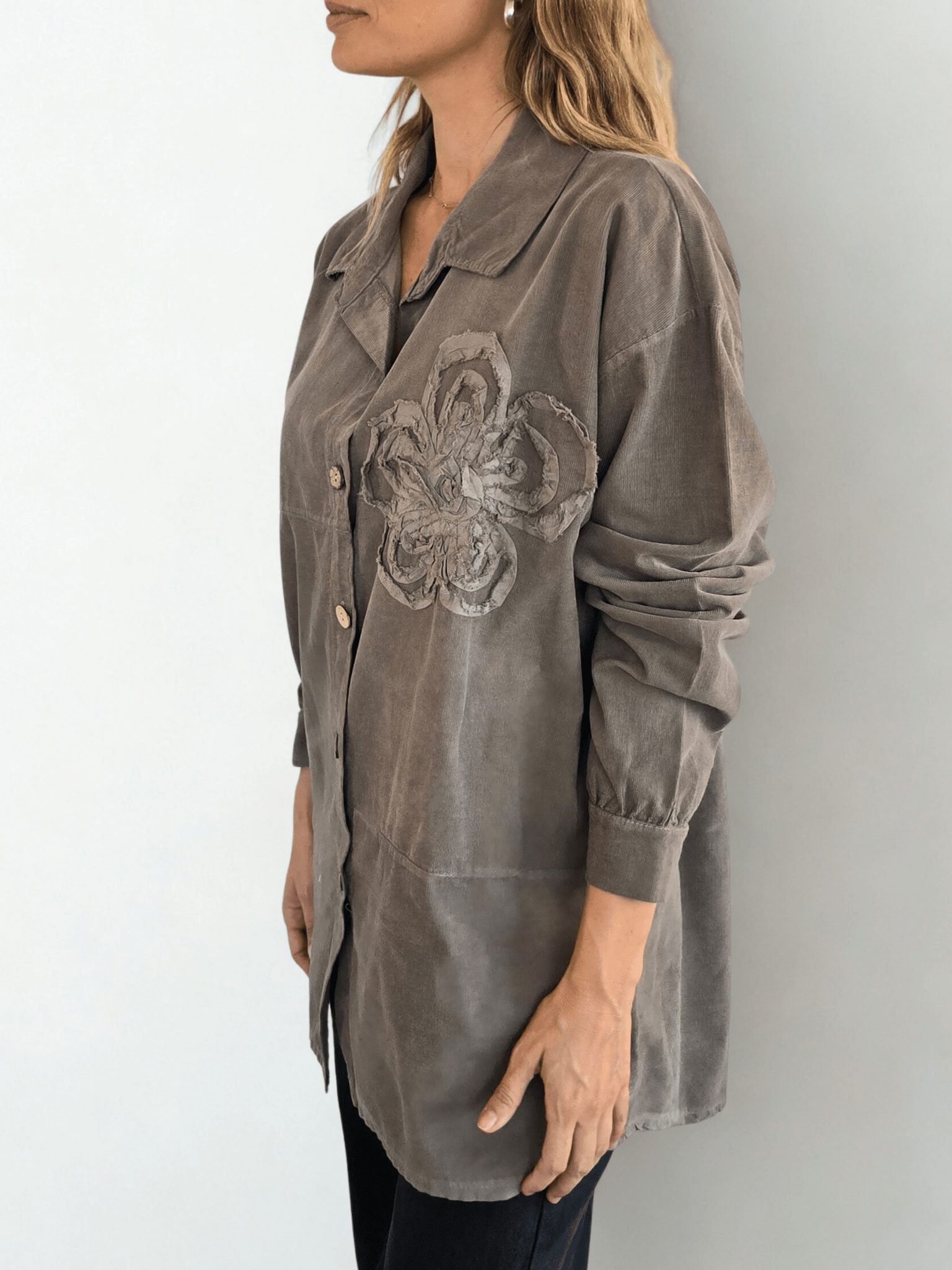 Blusa Italiana Cotelé mil rayas Flor, color Taupe