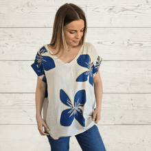 Cargar imagen en el visor de la galería, Blusa Italiana estampada escote en V, fondo Beige con Azul
