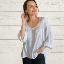 Cargar imagen en el visor de la galería, Blusa ancha escote en V, color Blanco

