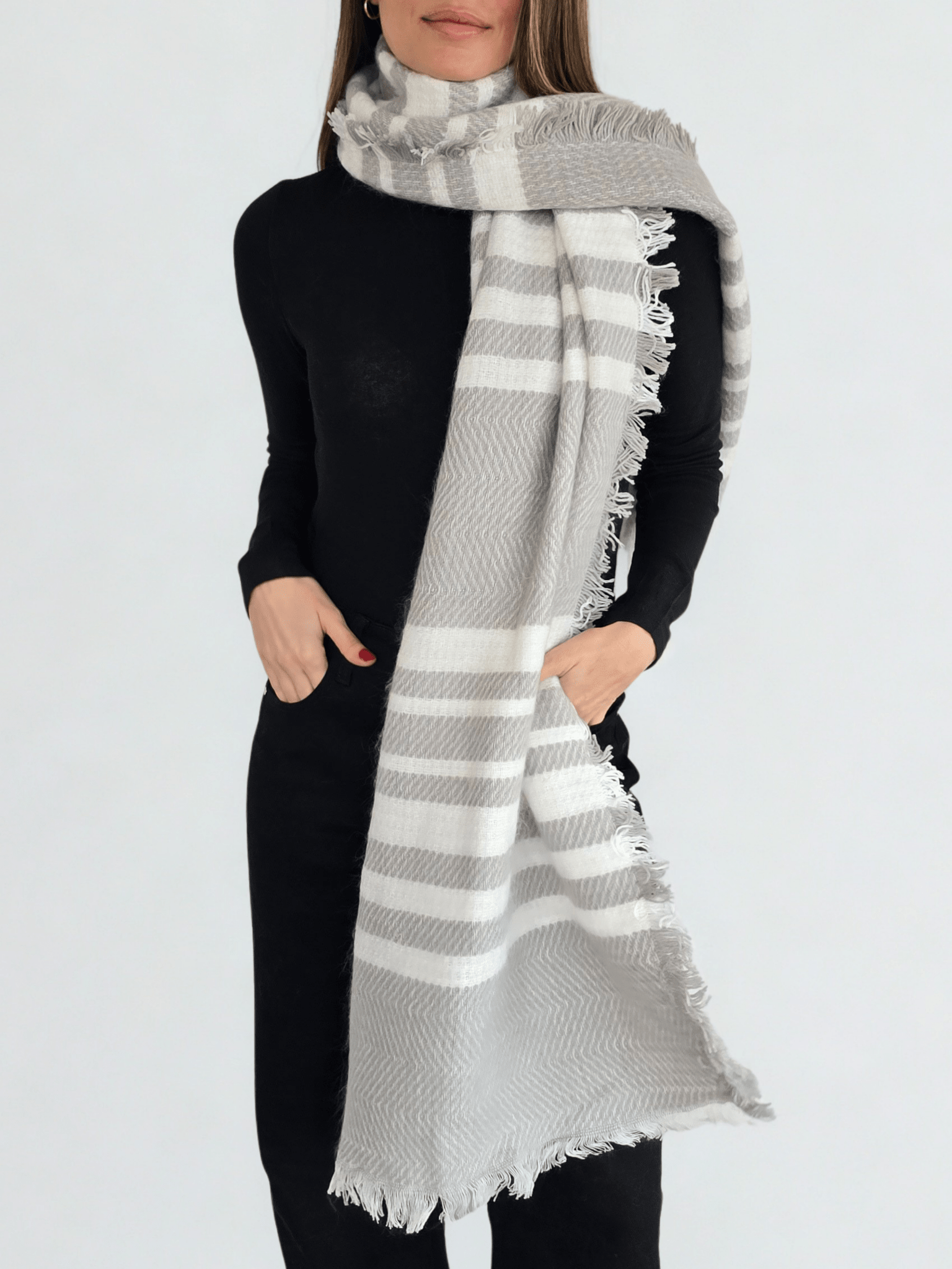 Bufanda rayada gris con blanco