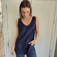 Cargar imagen en el visor de la galería, Blusa Italiana sin mangas, color Azul Marino
