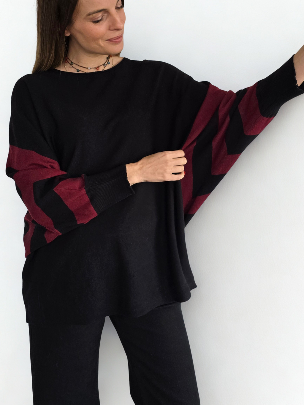 Sweater Mangas Rayadas, color Negro con Burdeo
