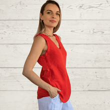 Cargar imagen en el visor de la galería, Blusa Italiana sin mangas desflecada, color Rojo
