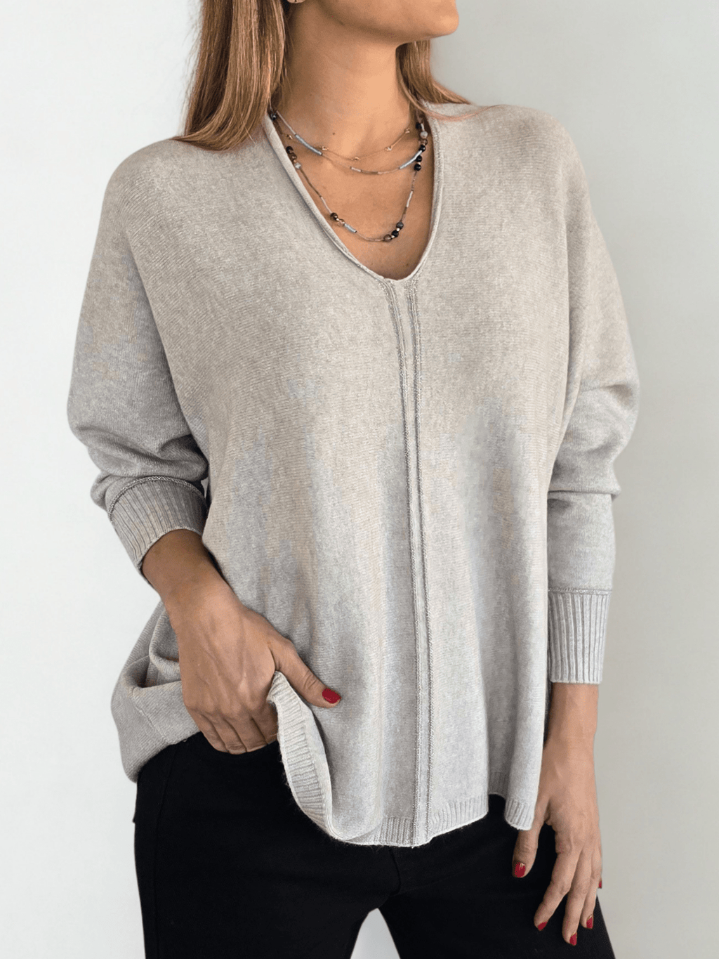 Sweater escote en V con ribete, color Beige
