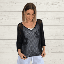 Cargar imagen en el visor de la galería, Sweater Italiano con flores, color negro
