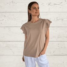 Cargar imagen en el visor de la galería, Polera con manga Bordada, color Tostado
