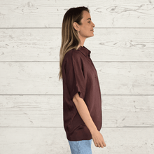 Cargar imagen en el visor de la galería, Blusa básica escote en V, color Chocolate
