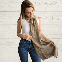 Cargar imagen en el visor de la galería, Pañuelo teñido color Camel
