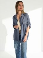 Blusa Bolsillos Desflecados, color Azul Jeans