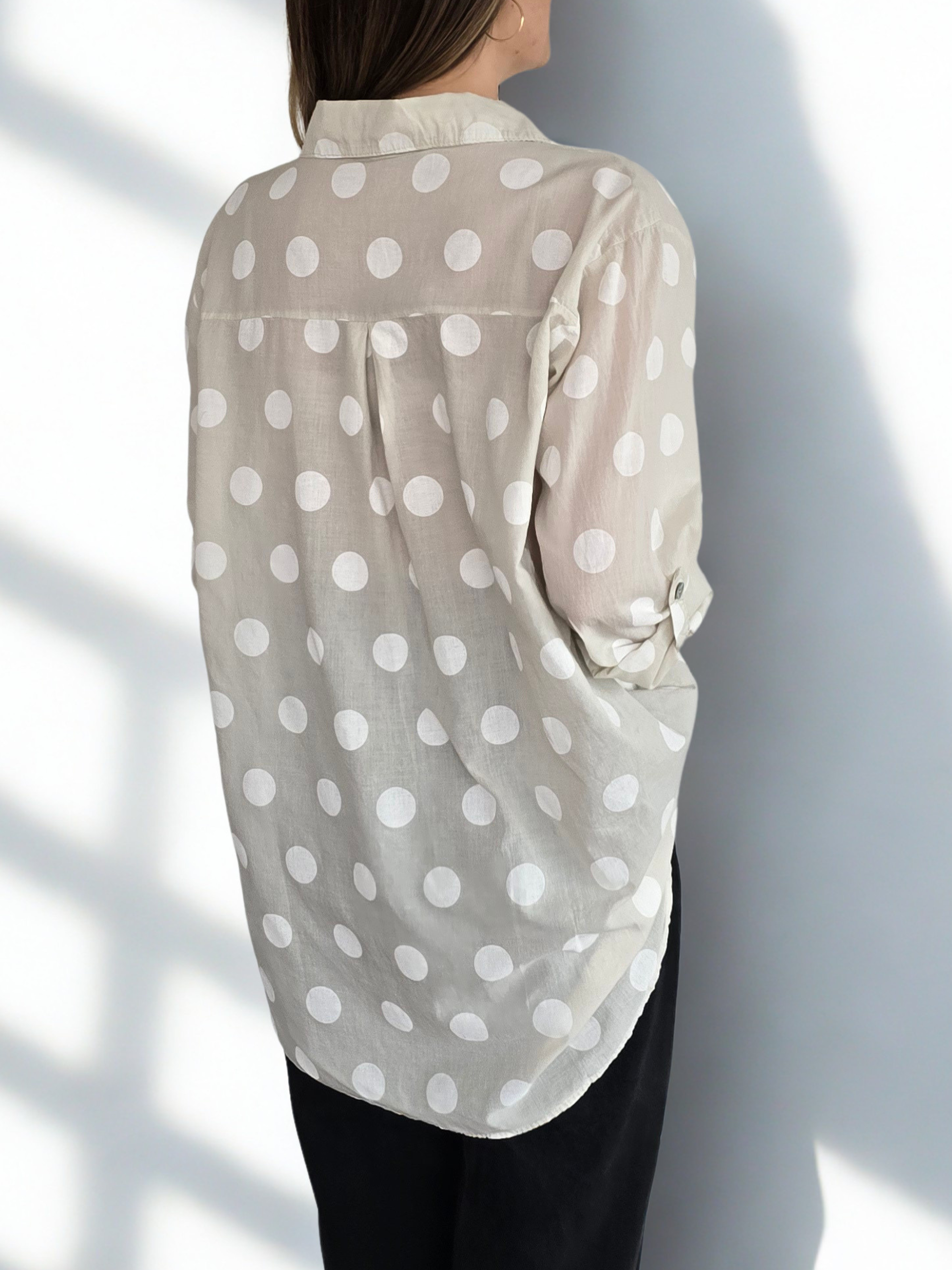 Blusa Italiana Lunares, color Beige