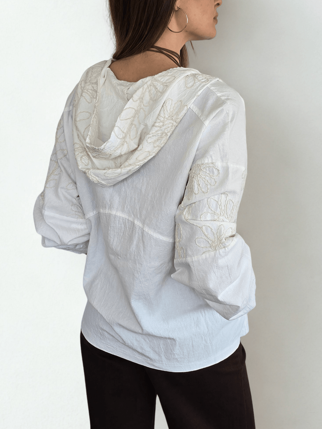 Chaqueta Bordada con Gorro, color Blanco