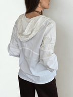 Chaqueta Bordada con Gorro, color Blanco