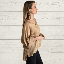Cargar imagen en el visor de la galería, Blusa ancha escote en V, color Camel
