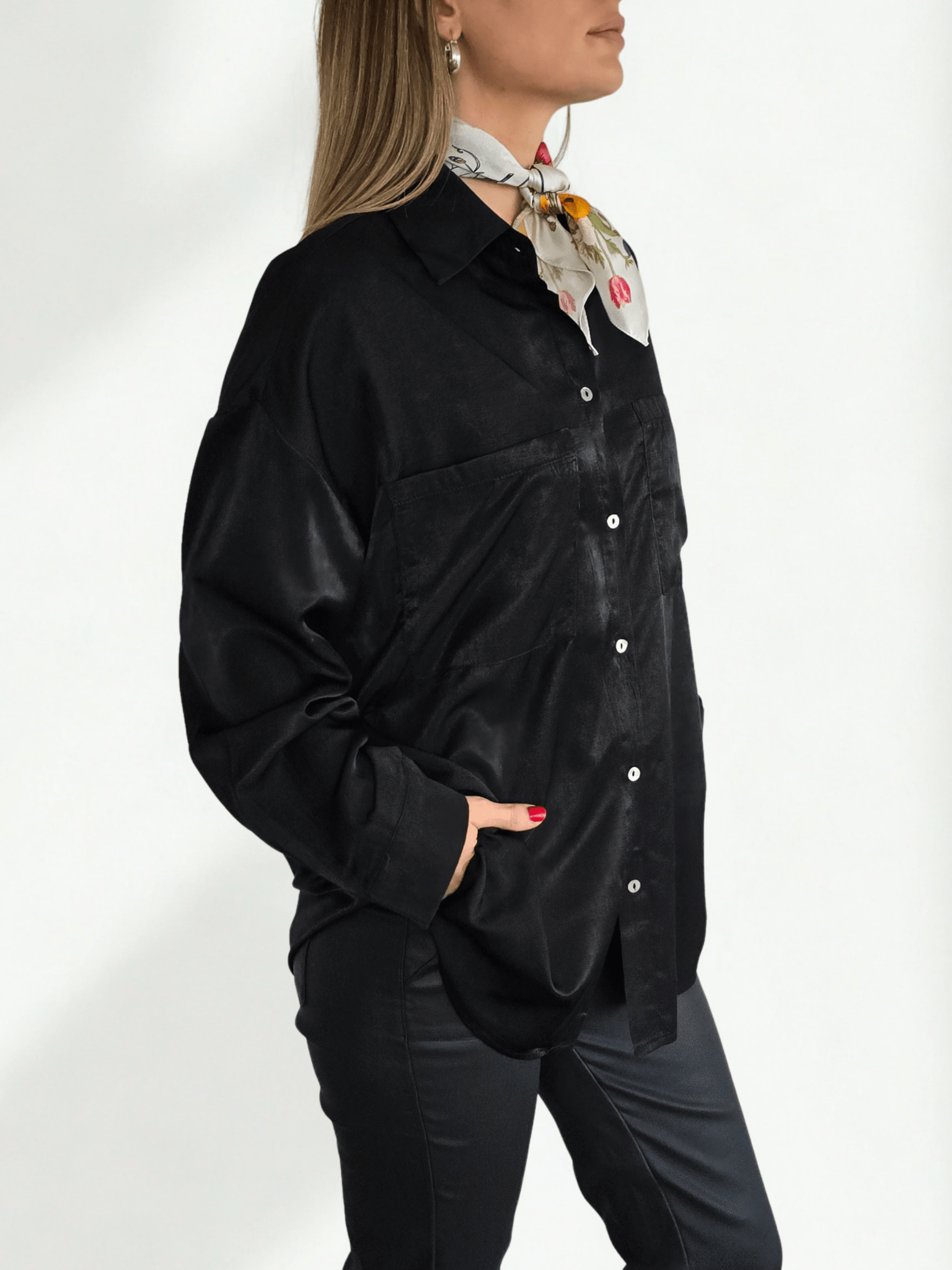 Blusa Dos Bolsillos, color Negro