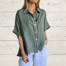 Cargar imagen en el visor de la galería, Blusa 100% Lino Italiano manga corta, color Verde Musgo
