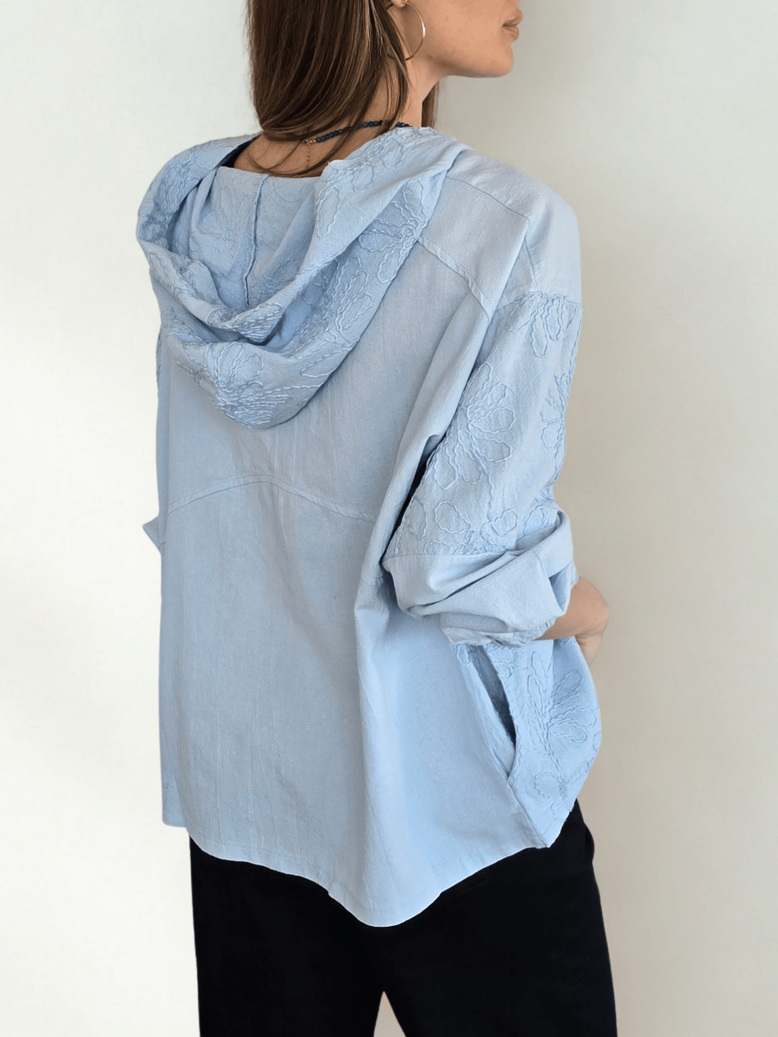 Chaqueta Bordada con Gorro, color Celeste