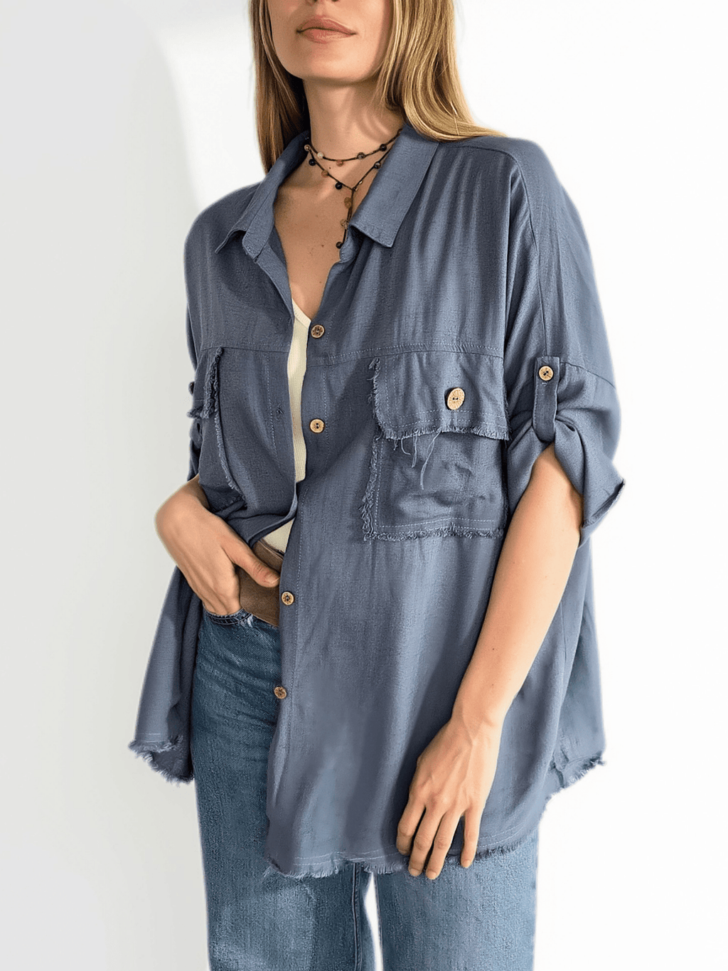 Blusa Bolsillos Desflecados, color Azul Jeans