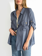 Blusa Bolsillos Desflecados, color Azul Jeans