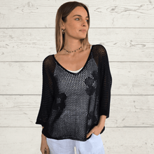 Cargar imagen en el visor de la galería, Sweater Italiano con flores, color negro
