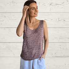 Cargar imagen en el visor de la galería, Polera Italiana sin mangas Animal Print, fondo Rosado Oscuro
