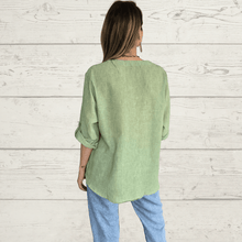Cargar imagen en el visor de la galería, Blusa con botones en el escote, color Verde
