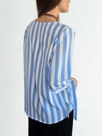 Blusa Rayada escote en V, color Celeste con Blanco