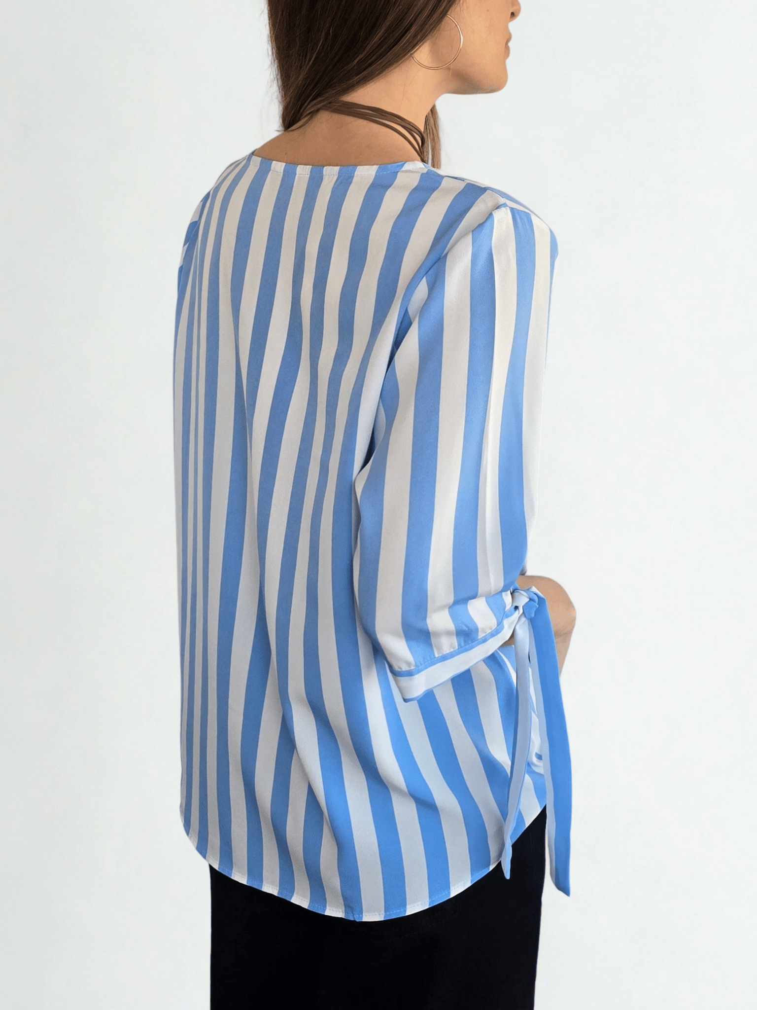 Blusa Rayada escote en V, color Celeste con Blanco