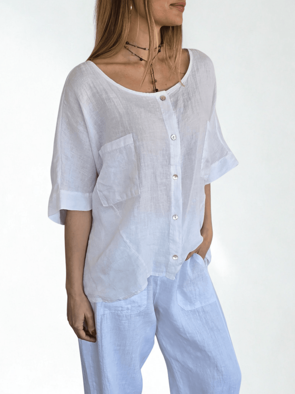 Blusa Italiana 100% Lino dos Bolsillos, color Blanco