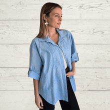 Cargar imagen en el visor de la galería, Blusa Italiana Bordada con flores, color Celeste
