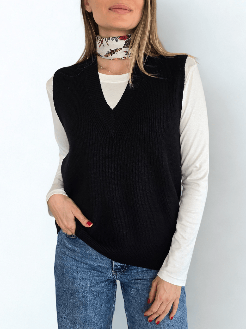 Sweater Sin Mangas Escote en V, color Negro